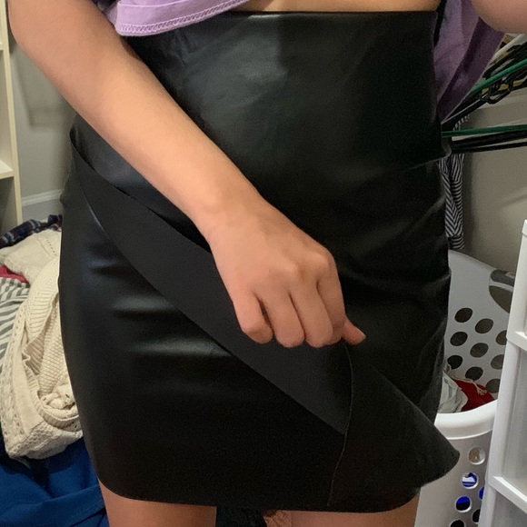 Black leather skirt - Picture 2 of 4
